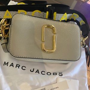 MARC JACOBS THE
LOGO STRAP SNAPSHOT